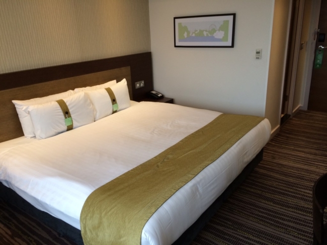 Holiday Inn Wembley bedroom