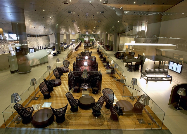 Review Qatar AIrways business class lounge al mourjan doha hamad airport