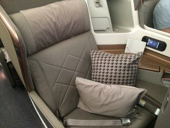 Singapore Airlines Boeing 777-300 business class seat