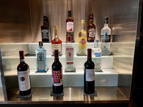 Review: 'The Bar' for British Airways First Class passengers in Dubai