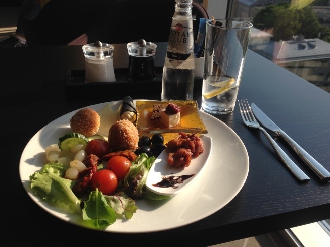 hilton tallinn executive lounge review evening snacks gin and tonic