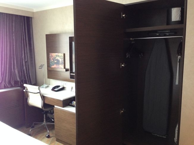 holiday inn brooklyn downtown room desk wardrobe