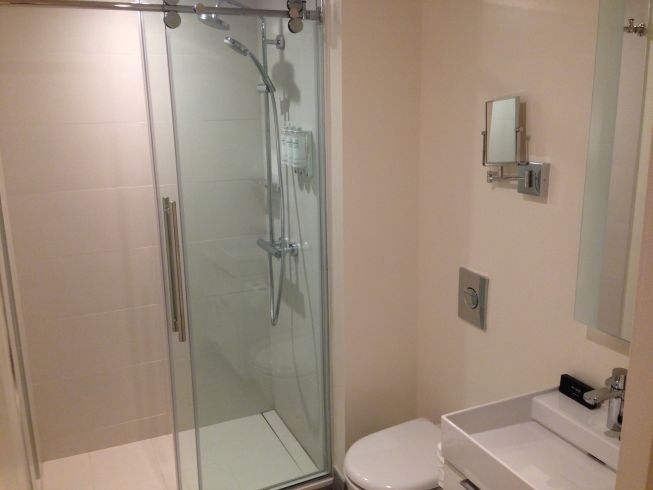 innside melia new york room bathroom shower