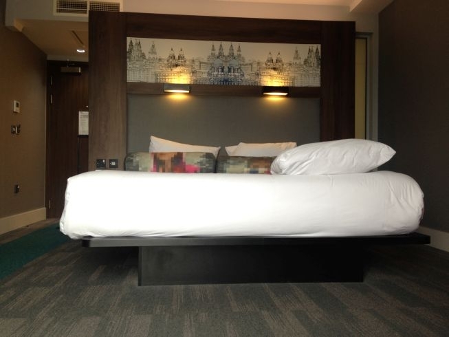 aloft liverpool hotel review room bed_2