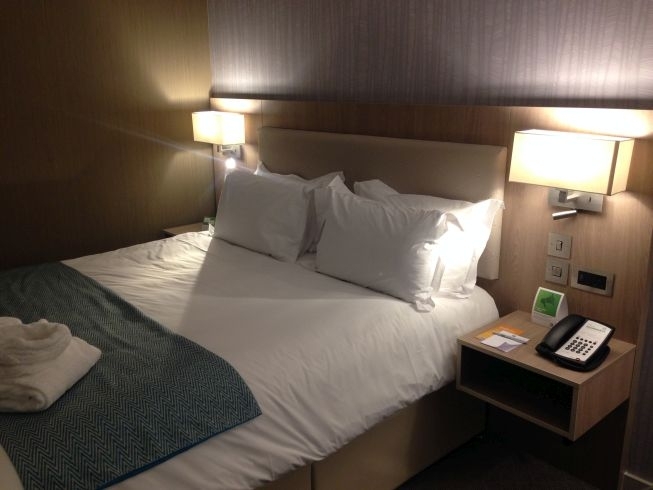 holiday inn manchester city centre review room bed