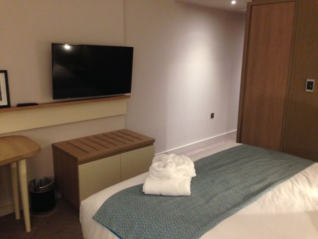 holiday inn manchester city centre review room wardrobe luggage