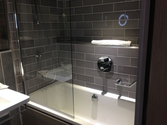 holiday inn manchester city centre review room bathroom bathtub