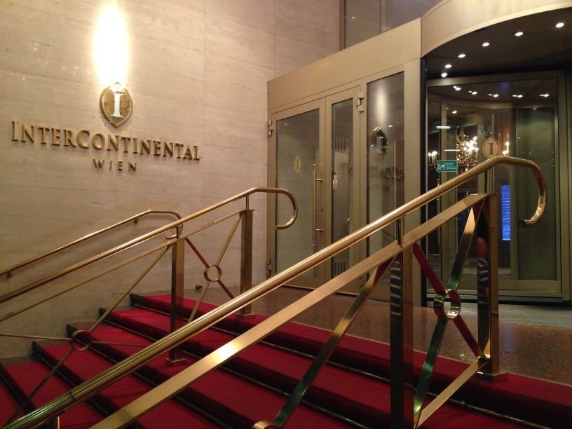 intercontinental-vienna-wien-entrance-steps