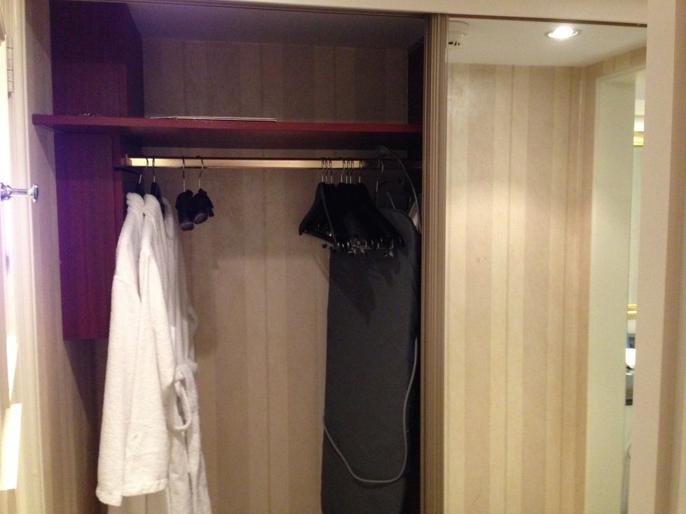 intercontinental-vienna-wien-room-wardrobe-robe-ironing-board