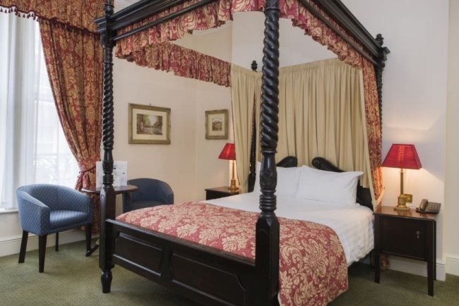 white-house-hotel-worcester-four-poster-bed