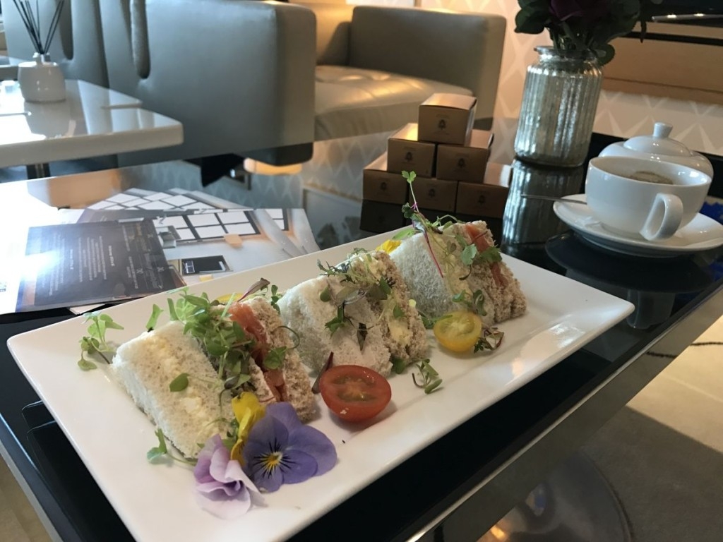 review first class lounge london city airport