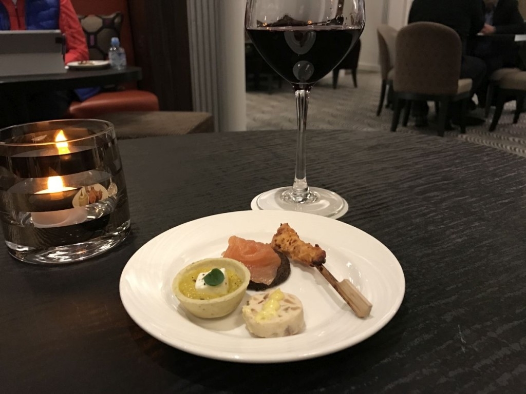 sheraton-grand-park-lane-review club-lounge-evening-snacks-wine