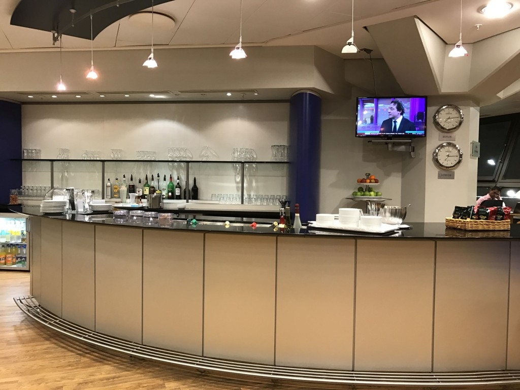 british-airways-terraces-lounge-berlin-tegel-review-bar