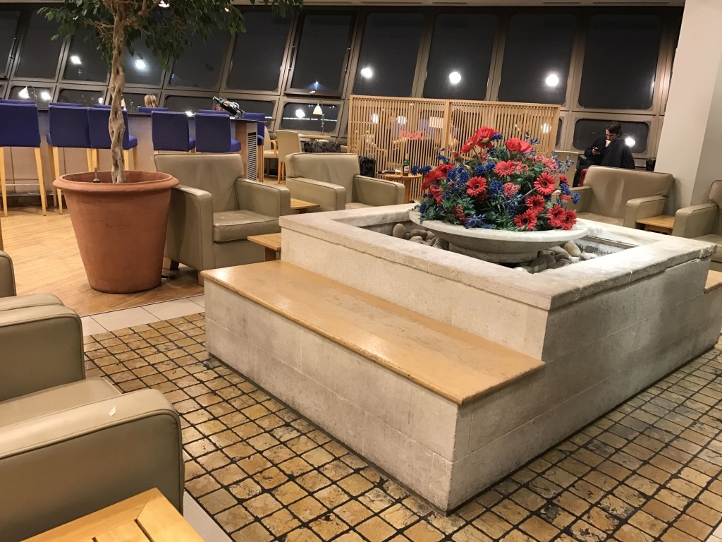 british-airways-terraces-lounge-berlin-tegel-review-flowers