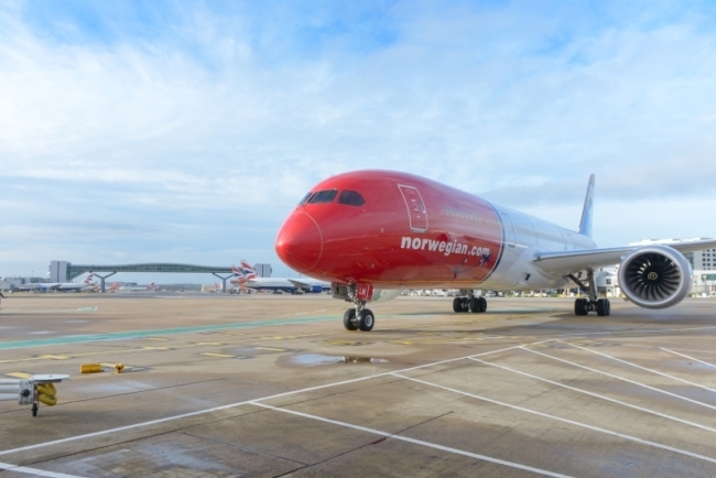 787 Dreamliner at LGW small