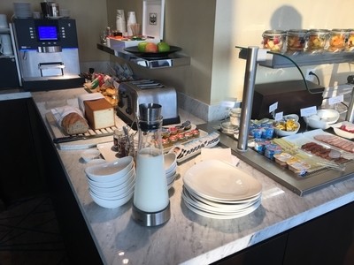 Crowne Plaza Geneva review club lounge 2