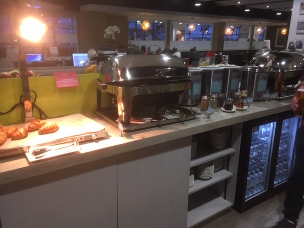 East Midlands Airport Escape Lounge buffet review