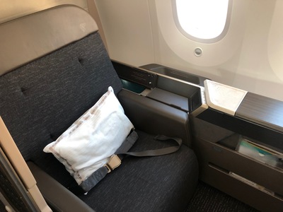 Review Oman Air First Class Suite Boeing 787-9 London to Muscat