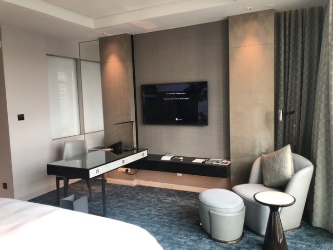 Four Seasons Kuala Lumpur reviewwriting desk