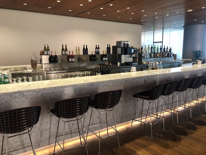 Review Qatar AIrways business class lounge al mourjan doha hamad airport