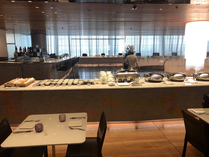 Review Qatar AIrways business class lounge al mourjan doha hamad airport