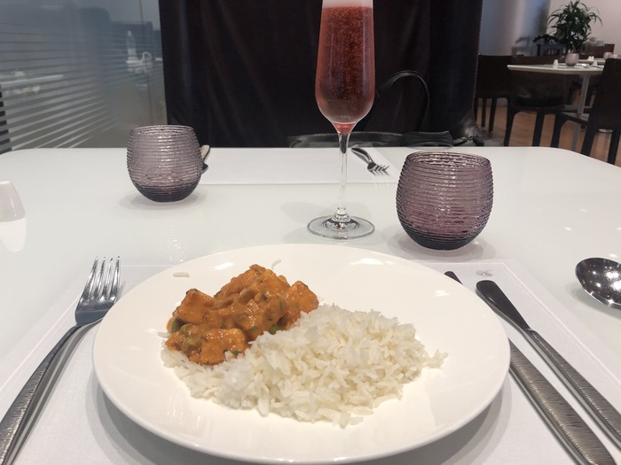 Review Qatar AIrways business class lounge al mourjan doha hamad airport