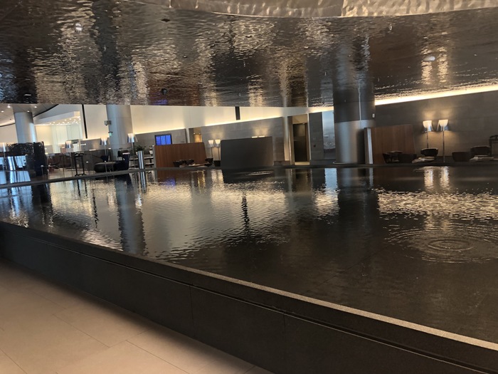 Review Qatar AIrways business class lounge al mourjan doha hamad airport