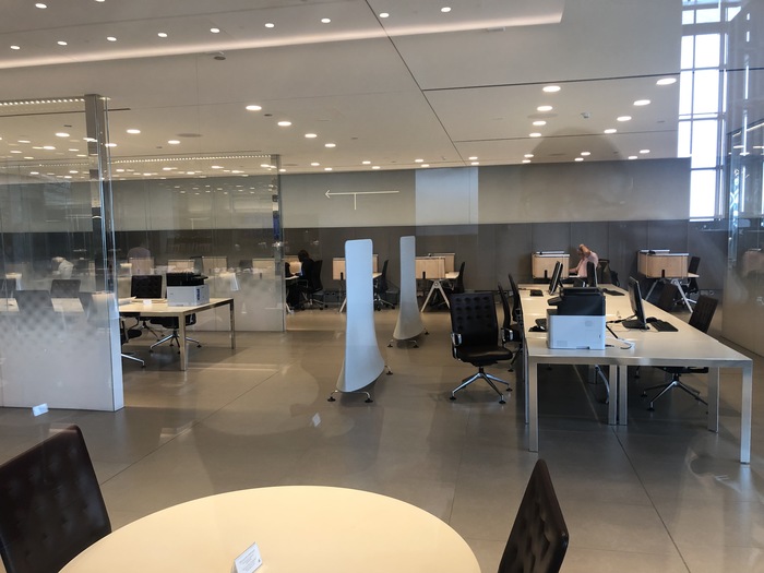 Review Qatar AIrways business class lounge al mourjan doha hamad airport