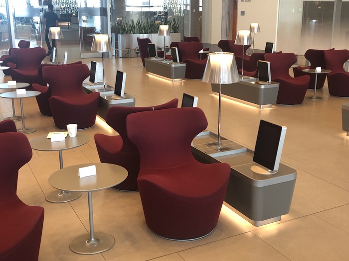 Review Qatar AIrways business class lounge al mourjan doha hamad airport