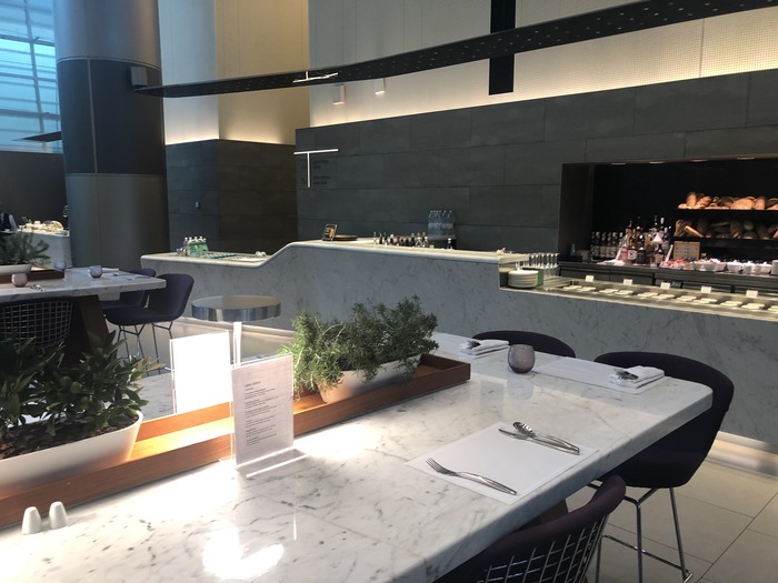 Review Qatar AIrways business class lounge al mourjan doha hamad airport