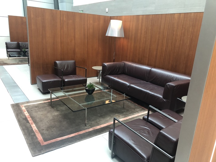 Review Qatar AIrways business class lounge al mourjan doha hamad airport