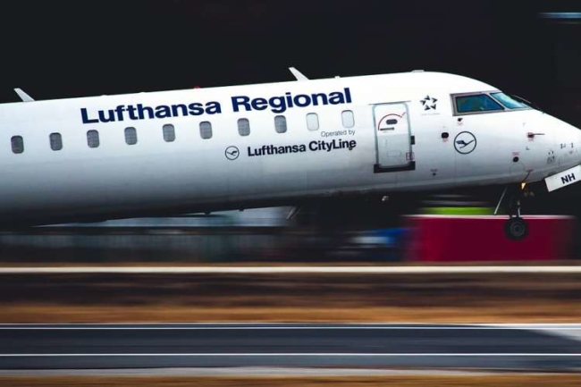 Lufthansa adds new routes to London Gatwick and Belfast City Airpor Luhansa Reglona g 8 88 8 F6 8 umhalCyurU 