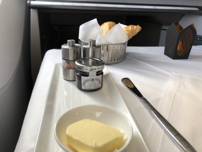 Qatar Airways qsuite business class breakfast review