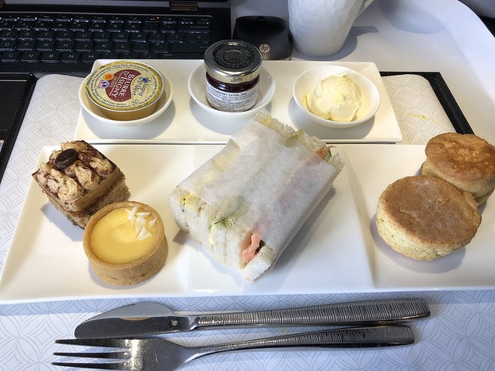 Qatar Airways qsuite business class breakfast review