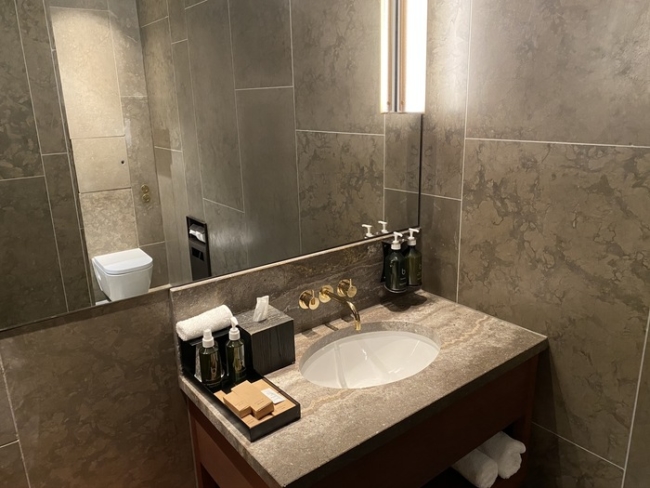 Cathay Pacific lounge Heathrow shower suite