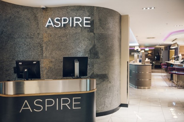 How does Aspire Rewards work when you visit a lounge?