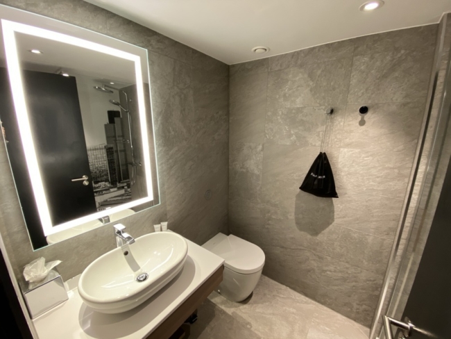 Radisson Heathrow Hotel bathroom