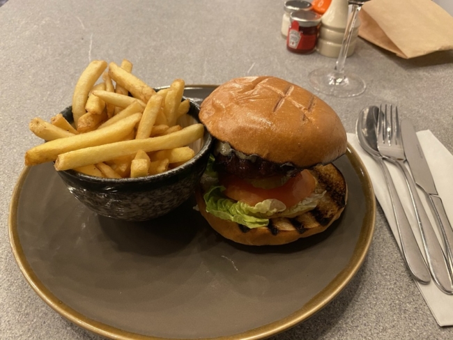 Radisson Heathrow Hotel cheesburger