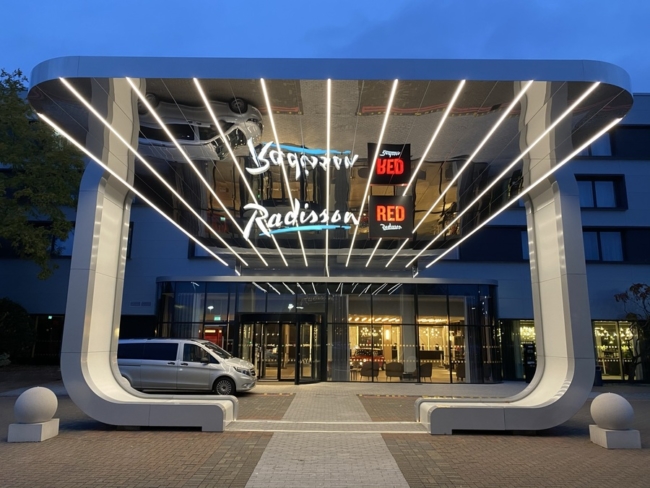 Radisson Heathrow Hotel entrance (2)