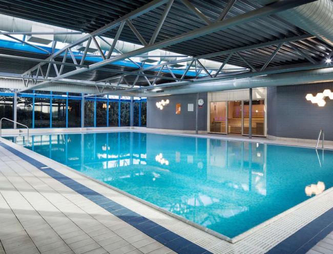 Radisson Hotel Heathrow pool