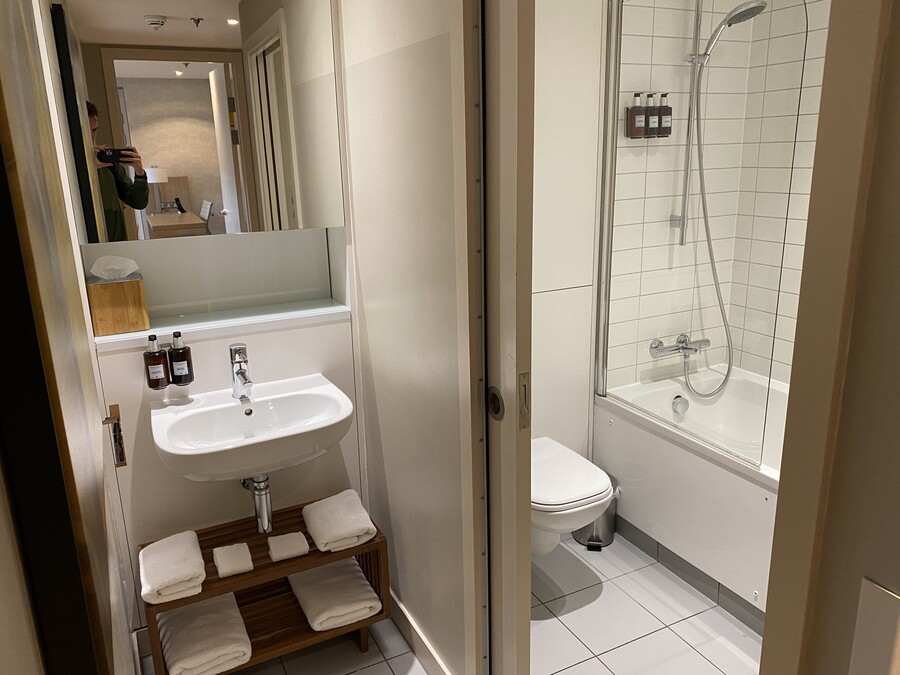 Residence Inn Edinburgh suite bathroom