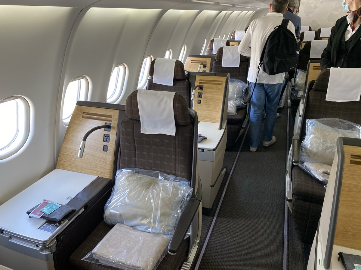 Rafflesia Arnoldi Barcelona Geweldig Review: SWISS Business Class to Dubai on an A330