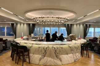 Qantas London Lounge Heathrow T3 horseshoe bar