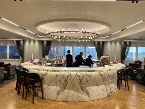 Qantas London Lounge Heathrow T3 horseshoe bar