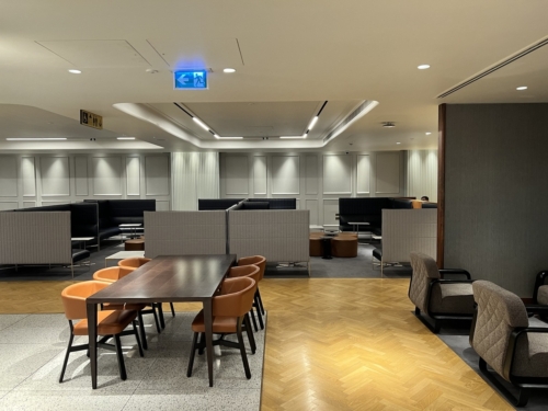 Qantas London Lounge Heathrow T3 seating 4