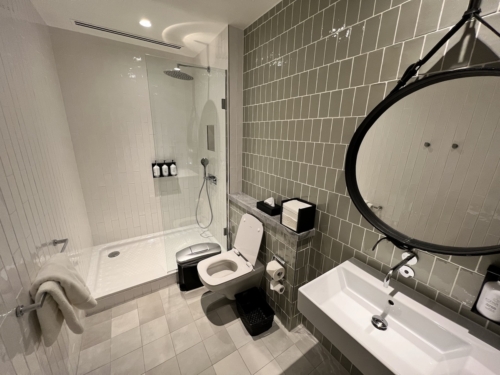 Qantas London Lounge Heathrow T3 shower