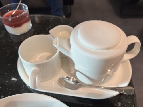 Qantas London Lounge Heathrow T3 tea set