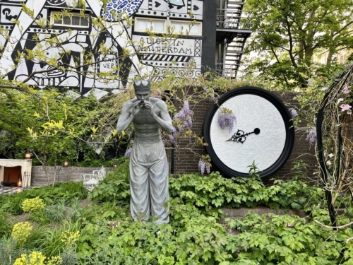 Andaz Amsterdam Prinsengracht statue