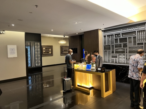 Malaysia Airlines Golden Lounge Sattelite reception