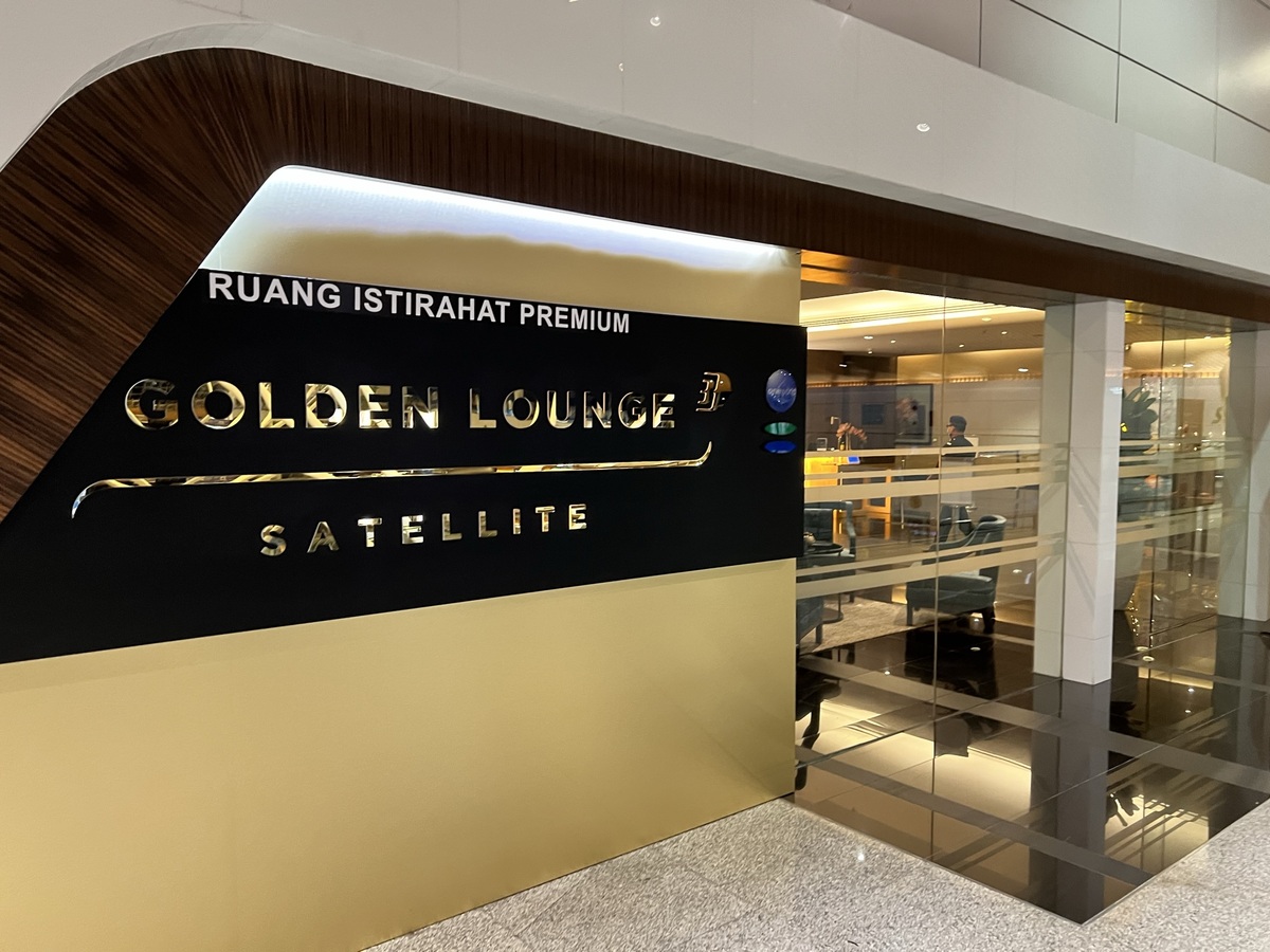 Can I use Malaysia Airlines airport lounges with a British Airways Silver or Gold card?